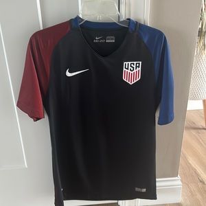 Nike USA soccer jersey Men’s size Small.  100% authentic in great condition!